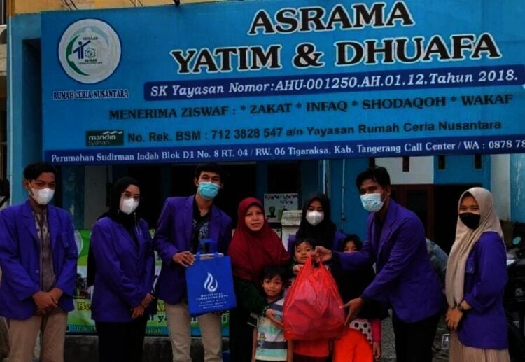 Komunitas Riset Publik Untara Berbagi Takjil dan Masker