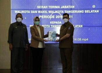 Airin-Ben Berikan Memori Sertijab Plh Walikota Tangsel
