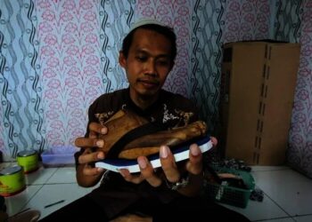 Pengerajin Sendal Jepit Berbahan Dasar Limbah Spon Bekas