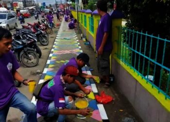 Puluhan PKL di Sepatan Tangerang Bersihkan Trotoar