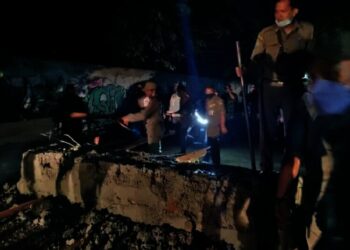 Siang Dipasang, Malam Dibongkar, Satpol PP Kota Tangerang Bongkar Blokade Beton Jalan Kemuliaan