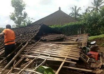 Diterjang Angin Kencang, Rumah Warga Kabupaten Serang Ambruk