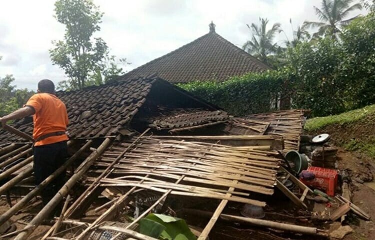 Diterjang Angin Kencang, Rumah Warga Kabupaten Serang Ambruk