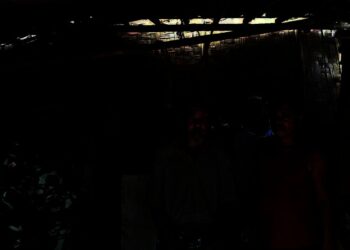 RUSAK PARAH: Rumah milik Samsudin (74), warga Kampung Bojong Kulon, RT 009 RW 001, Desa Sanding, Kecamatan Petir, Kabupaten Serang, rusak berat, akibat diterjang hujan disertai angin kencang, Sabtu (29/5) lalu. Kini, korban mengungsi di rumah anaknya. (SIDIK/SATELIT NEWS)