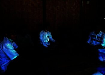 Siswi SMP Di Cikulur Lebak Dapat Bantuan Handphone 