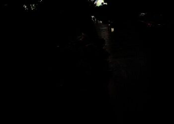 Sampah Dibiarkan Berserakan di Jalan Caringin-Pandeglang