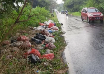 Sampah Dibiarkan Berserakan di Jalan Caringin-Pandeglang