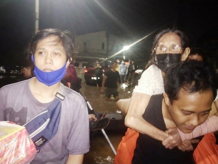 Gara-gara Banjir, Puluhan KK di Kampung Bulak Tangsel Dievakuasi