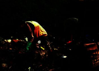 Akhirnya Tumpukan Sampah Dibersihkan DLH Pandeglang