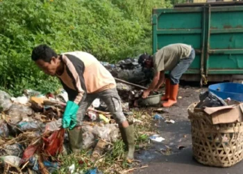 Akhirnya Tumpukan Sampah Dibersihkan DLH Pandeglang