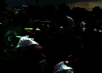 Kejari Tangsel Bagikan Takjil ke Pengguna Jalan