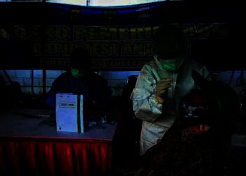 Tes Cepat Antigen Arus Balik Mudik di Pos Pemeriksaan Kebon Nanas
