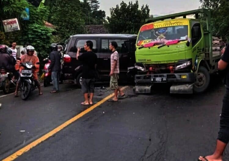 Sopir Diduga Mengantuk, Mobil APV Tabrak Truk di Pandeglang