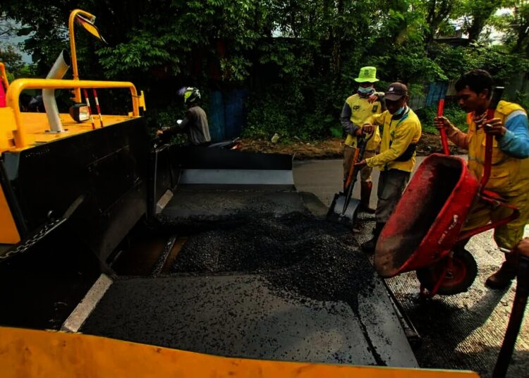 Uji Coba Mesin Aspal Finisher dan Tire Roller
