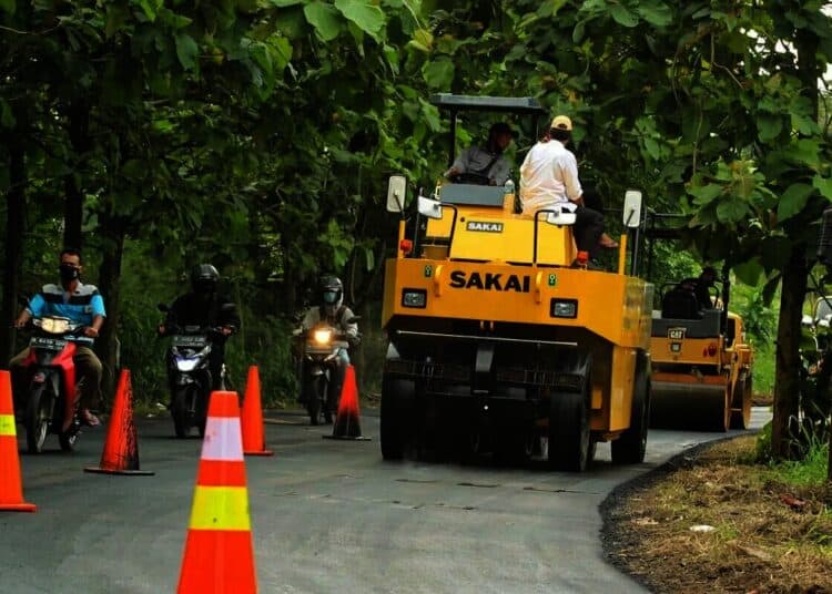 Uji Coba Mesin Aspal Finisher dan Tire Roller