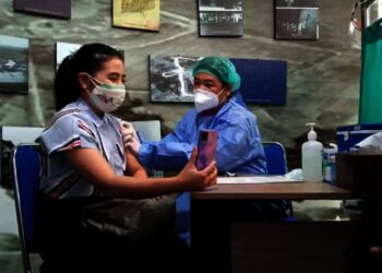 Artis Prilly Latuconsina Ikut Vaksinasi di Kota Tangerang