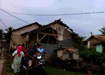 65 Rumah di Panimbang Rusak Dihantam Angin Kencang