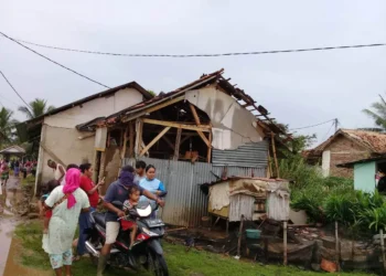 65 Rumah di Panimbang Rusak Dihantam Angin Kencang