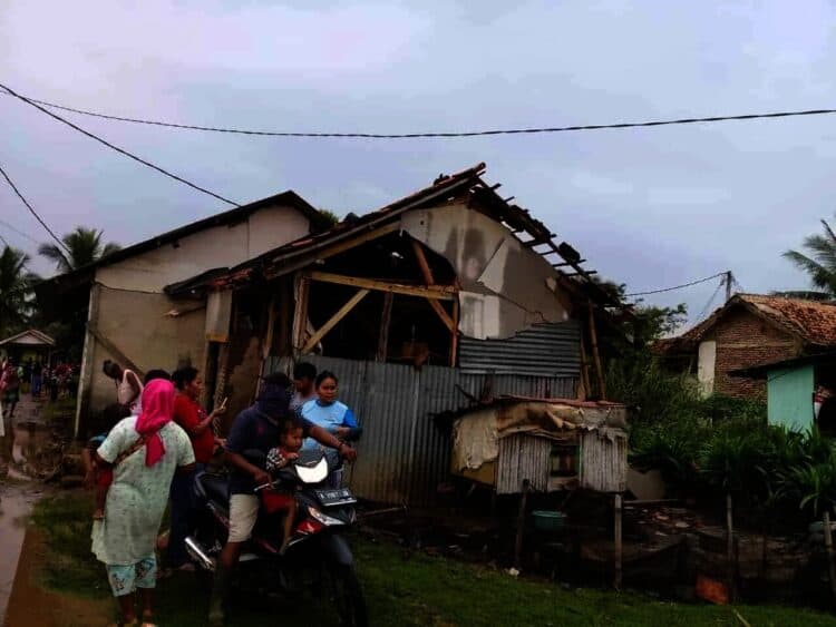 65 Rumah di Panimbang Rusak Dihantam Angin Kencang