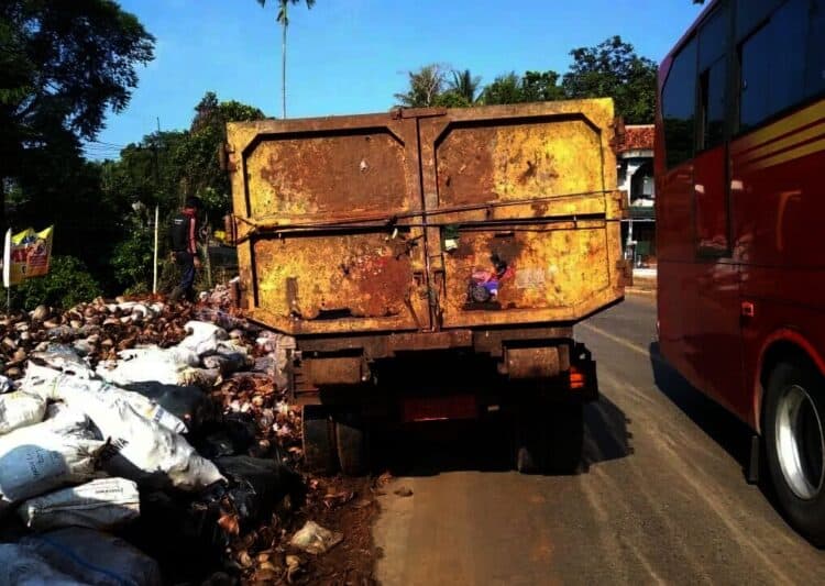 Akhirnya, DLH Pandeglang Bersihkan Sampah Liar di Jalan Saketi-Labuan