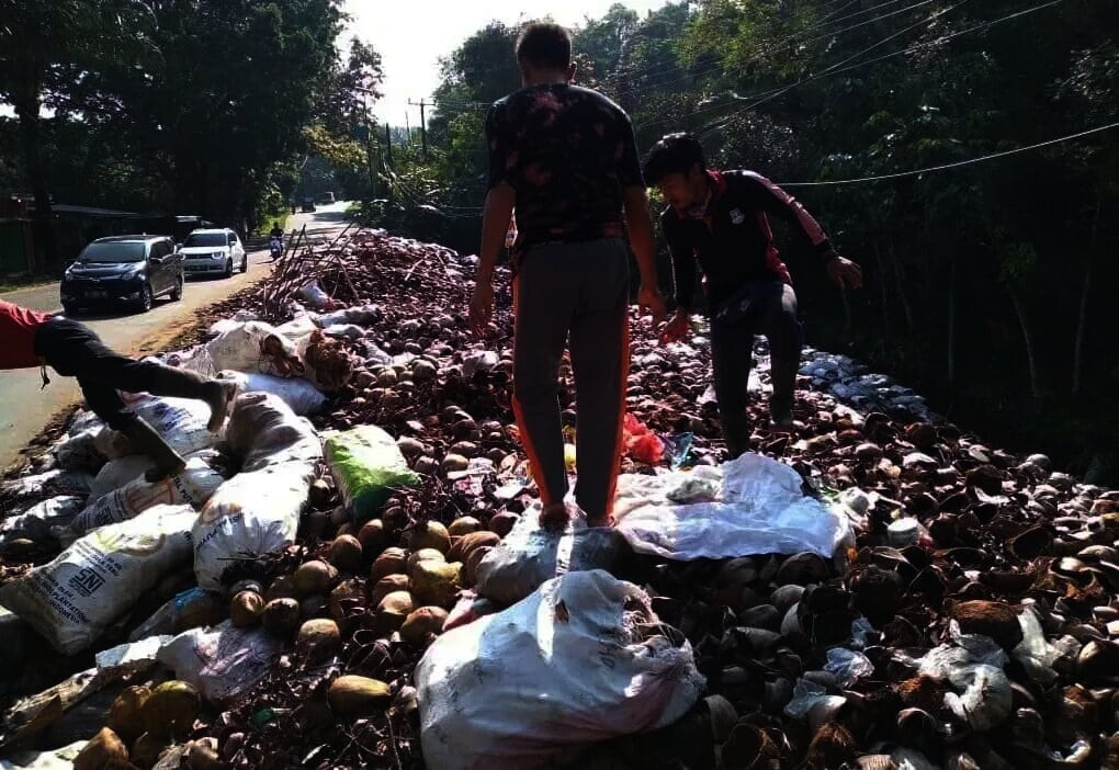 Akhirnya, DLH Pandeglang Bersihkan Sampah Liar di Jalan Saketi-Labuan