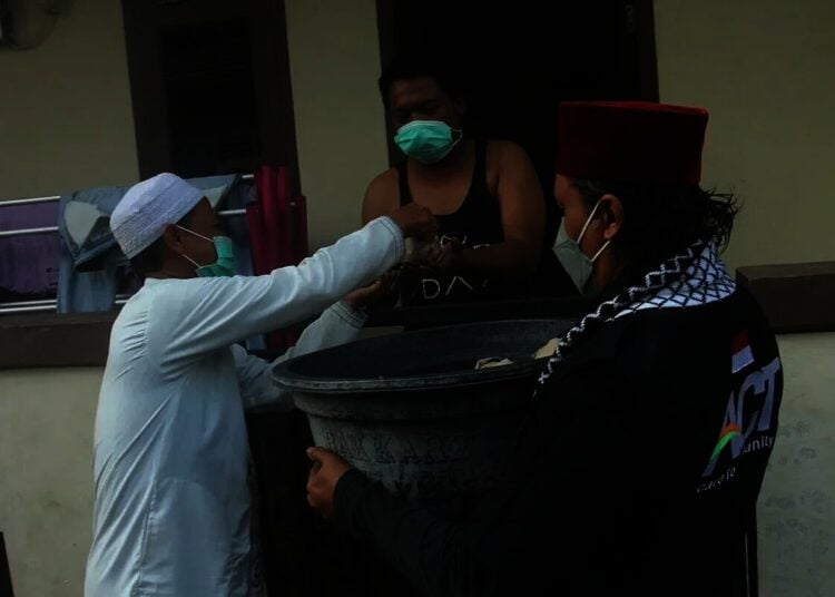 Distribusi Nasi Bungkus Untuk Membantu Warga Isolasi Mandiri di Kawasan Mikro Lockdown