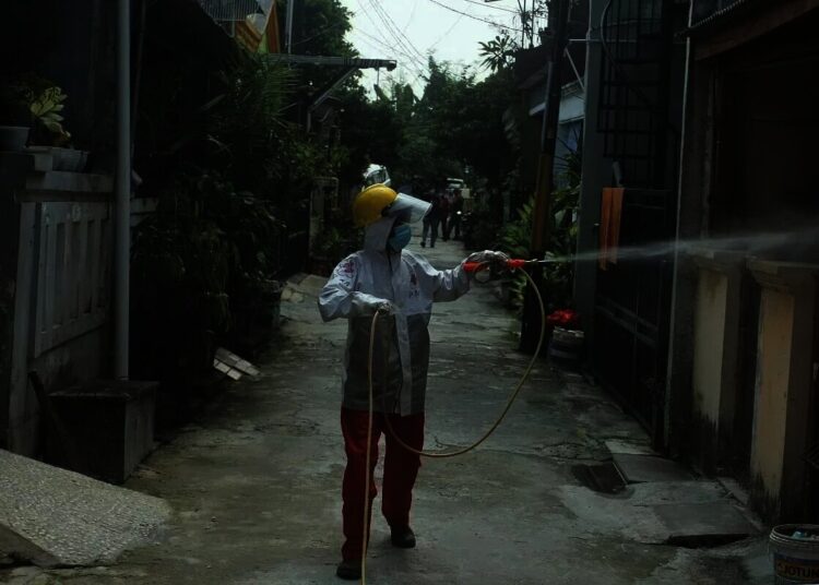 Mencegah Penyebaran COVID-19, Kawasan RW 06 Kelapa Dua di Semprot Disinfektan
