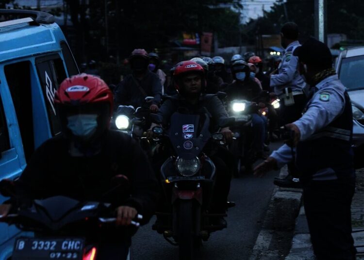 Antrean Kendaraan Di Jalan Merdeka Raya