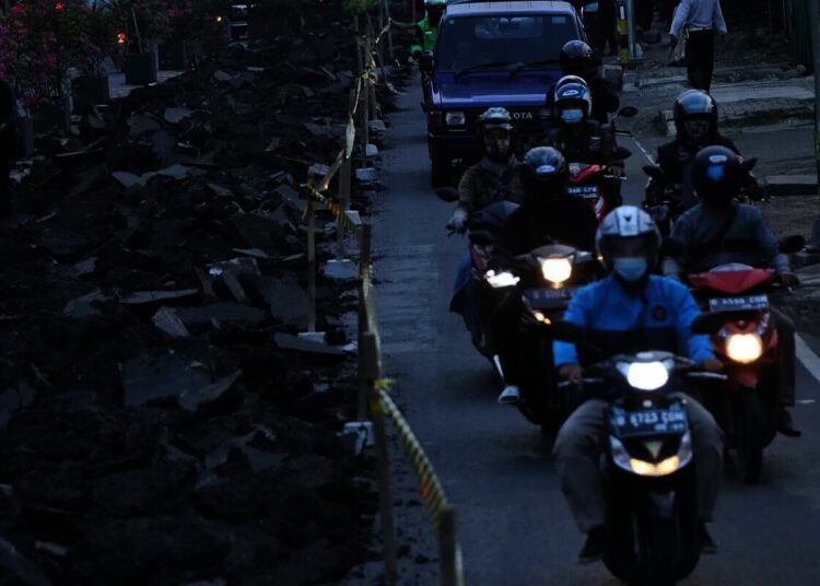 Antrean Kendaraan Di Jalan Merdeka Raya