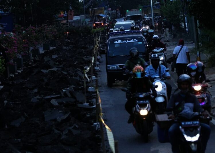 Antrean Kendaraan Di Jalan Merdeka Raya