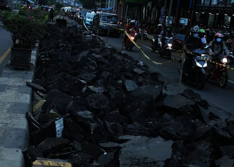 Antrean Kendaraan Di Jalan Merdeka Raya