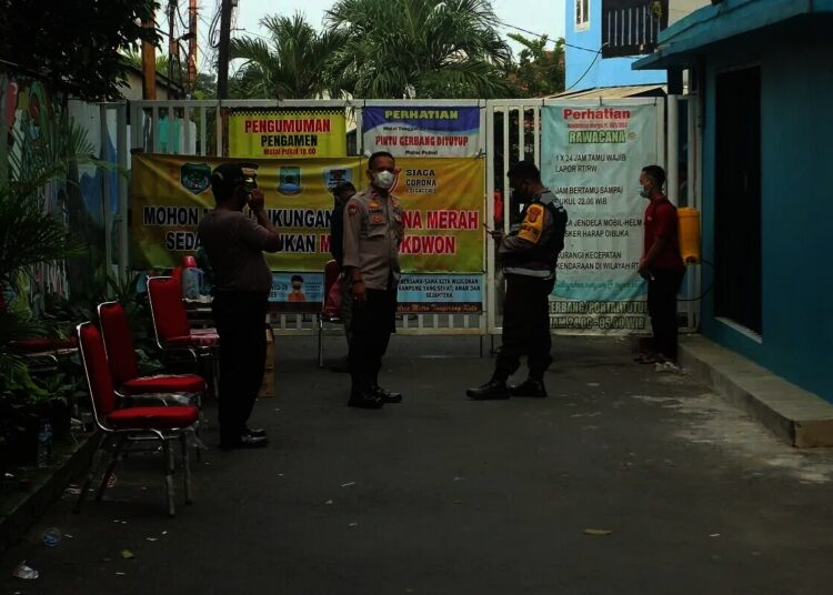 Penerapan Lockdown Skala Mikro di RW 03 Gandasari, Jatiuwung