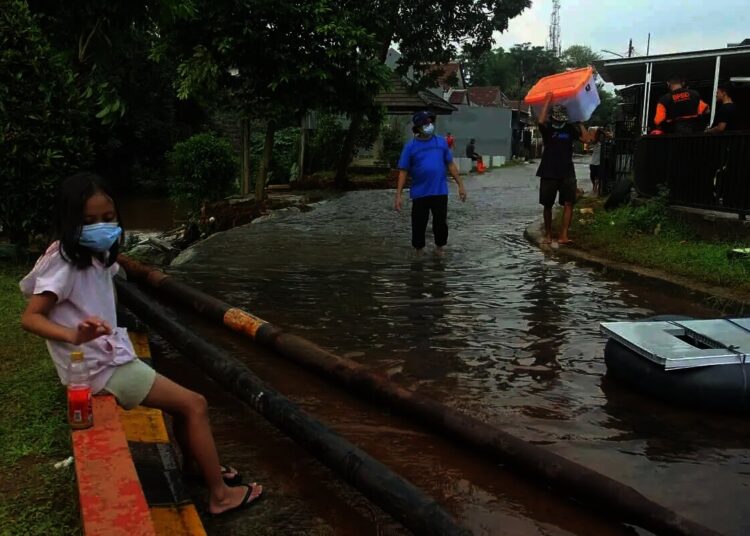 Distribusi Bantuan Untuk Warga Terdampak Longsor