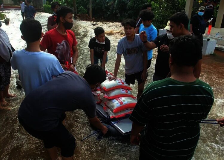 Distribusi Bantuan Untuk Warga Terdampak Longsor