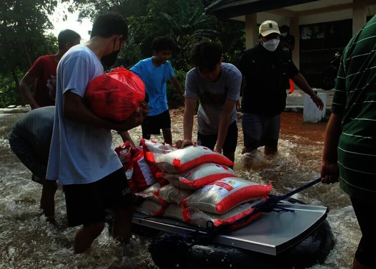 Distribusi Bantuan Untuk Warga Terdampak Longsor
