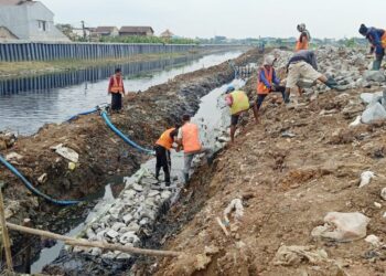 Kendalikan Banjir di Periuk, PUPR Kota Tangerang Bangun Tanggul Sepanjang 700 Meter