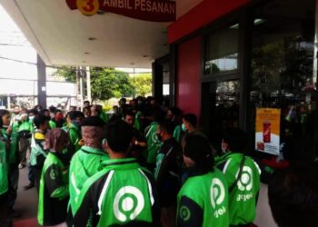 Mendadak “Banjir” Orderan, Ojol Rela Menunggu Pesanan Berjam-jam di McD
