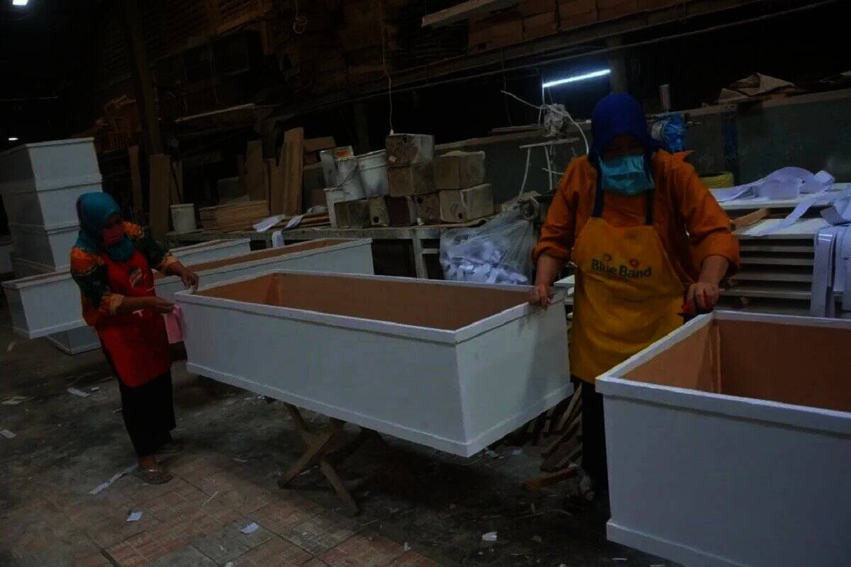 Buat 300 Peti Mati Dalam Satu Hari, Pabrik Pembuat Peti Jenazah di  Kota Tangerang Kewalahan