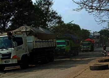 Dump Truk Siang Malam Lewat di Jalan Perancis, Sebabkan Jalan Rusak dan Berdebu