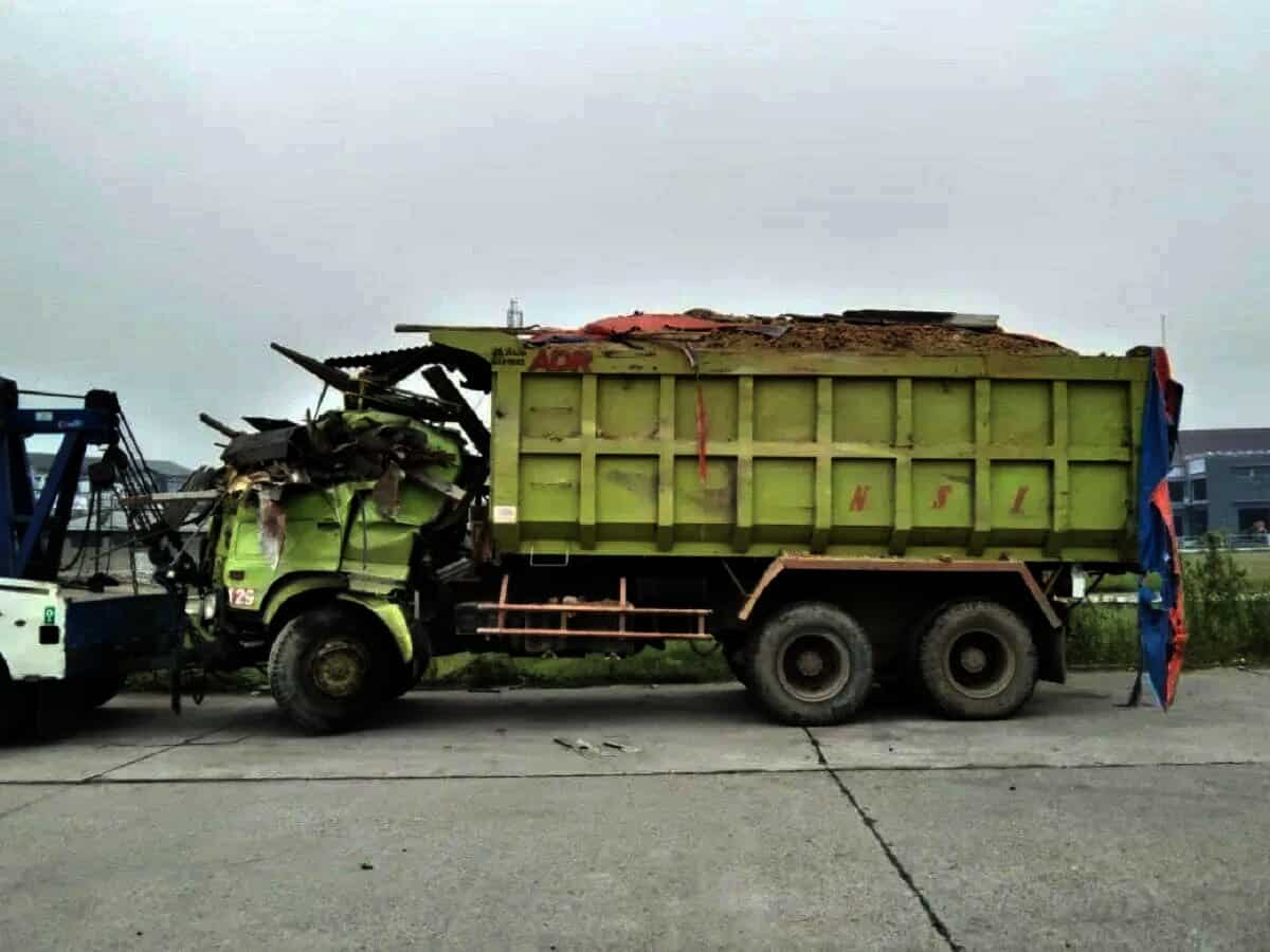 Sopir Ngantuk, Truk Tanah Tabrak Rumah dan Warung