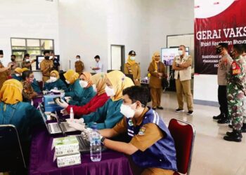 Upayakan 100 Ribu Warga Tervaksin Perminggu, Bupati Pantau Vaksinasi Covis-19 Massal se-Kab. Tangerang