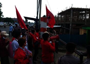 Mahasiswa Lempar Tomat Busuk ke Kantor Kemenag Pandeglang, Demo Proyek Rehab Kantor
