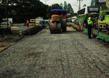 Proses Perbaikan Jalan di Jalan Palem Raja Raya, Palem Semi