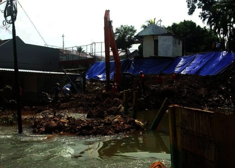 Proses Perbaikan Turap Longsor di Ciputat