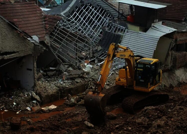 Proses Perbaikan Turap Longsor di Ciputat