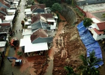 Kementerian PUPR Tangani Longsor di Kali Ciputat