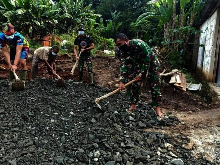 TNI dan Warga Gotong Royong Angkat Batu Split