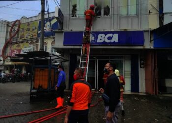 Kantor BCA di Cipondoh Tangerang Hangus Terbakar