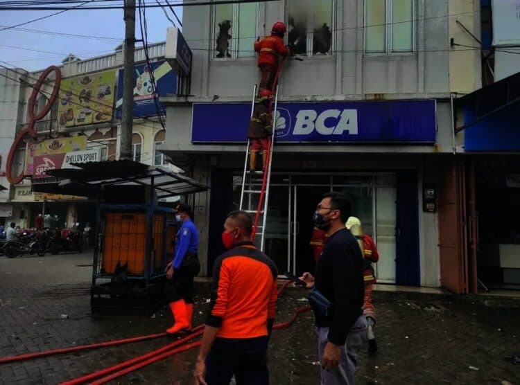 Kantor BCA di Cipondoh Tangerang Hangus Terbakar