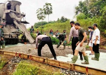 TNI, Polri dan Masyarakat di Kabupaten Tangerang Kompak Bangun Jalan